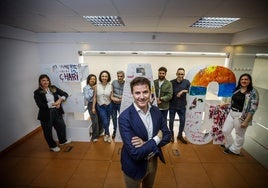 Carlos Álvarez, nuevo dueño de la Escuela de Arte Granada, junto a parte de la plantilla de profesores.