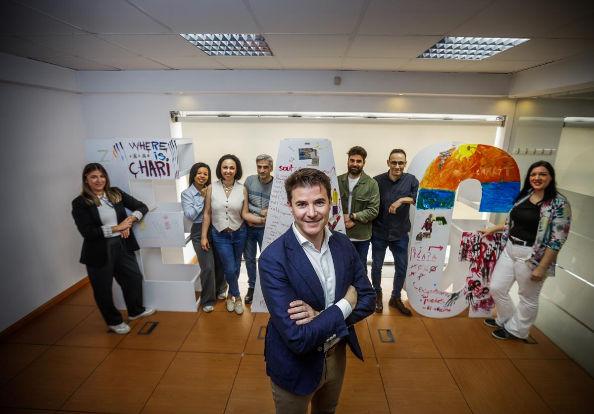 Carlos Álvarez, nuevo dueño de la Escuela de Arte Granada, junto a parte de la plantilla de profesores.