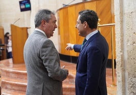 Juan Espadas (izq) charla con Juanma Moreno en el Parlamento de Andalucía