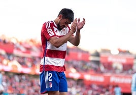Bruno Méndez aplaude a la afición al ser sustituido contra el Celta tras su gol.
