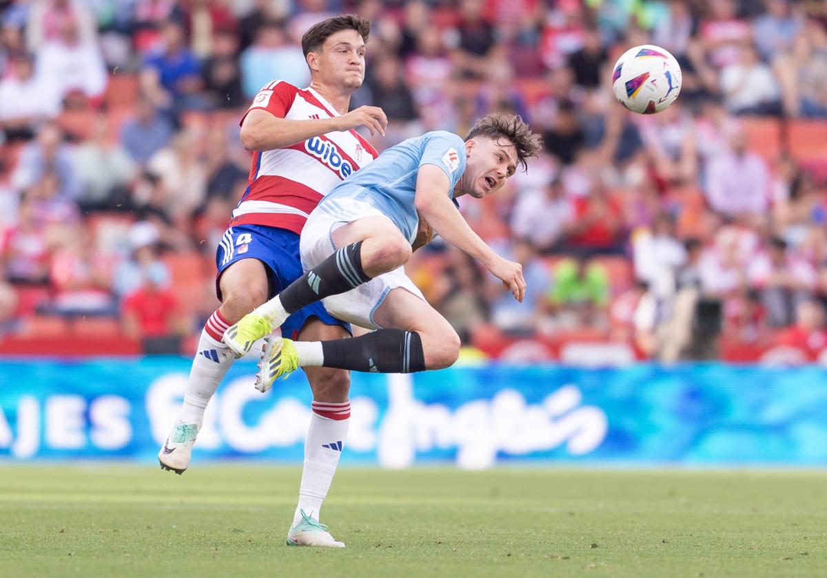 Miguel Rubio, en un lance con Larsen durante el partido contra el Celta.