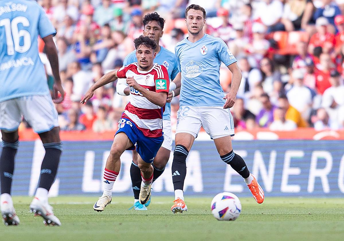Sergio Rodelas intenta un avance durante el encuentro en Los Cármenes.