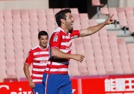 Manolo Lucena celebra un gol durante una edición anterior del memorial en 2018, contra el Córdoba, con Rubén Torrecilla tras él.