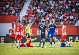 González Fuertes espera a amonsetar a Gonzalo Villar, tras falta sobre Lopy, en el UDA-Granada.