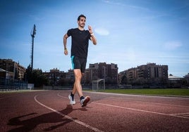 Alberto Amezcua posa para IDEAL en la pista del Núñez Blanca.