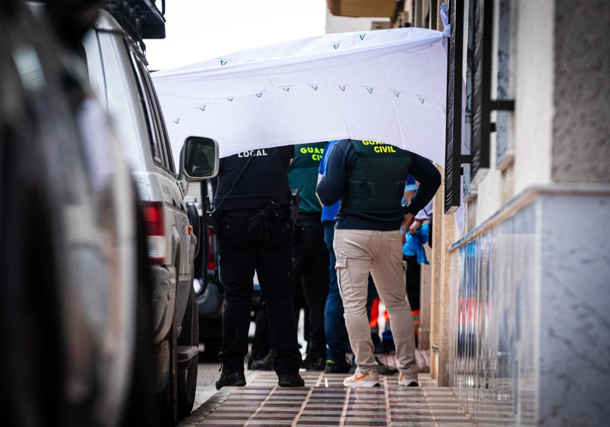 Efectivos de Guardia Civil y Policía Local, en la vivienda donde ocurrieron los hechos en Huétor Tájar.