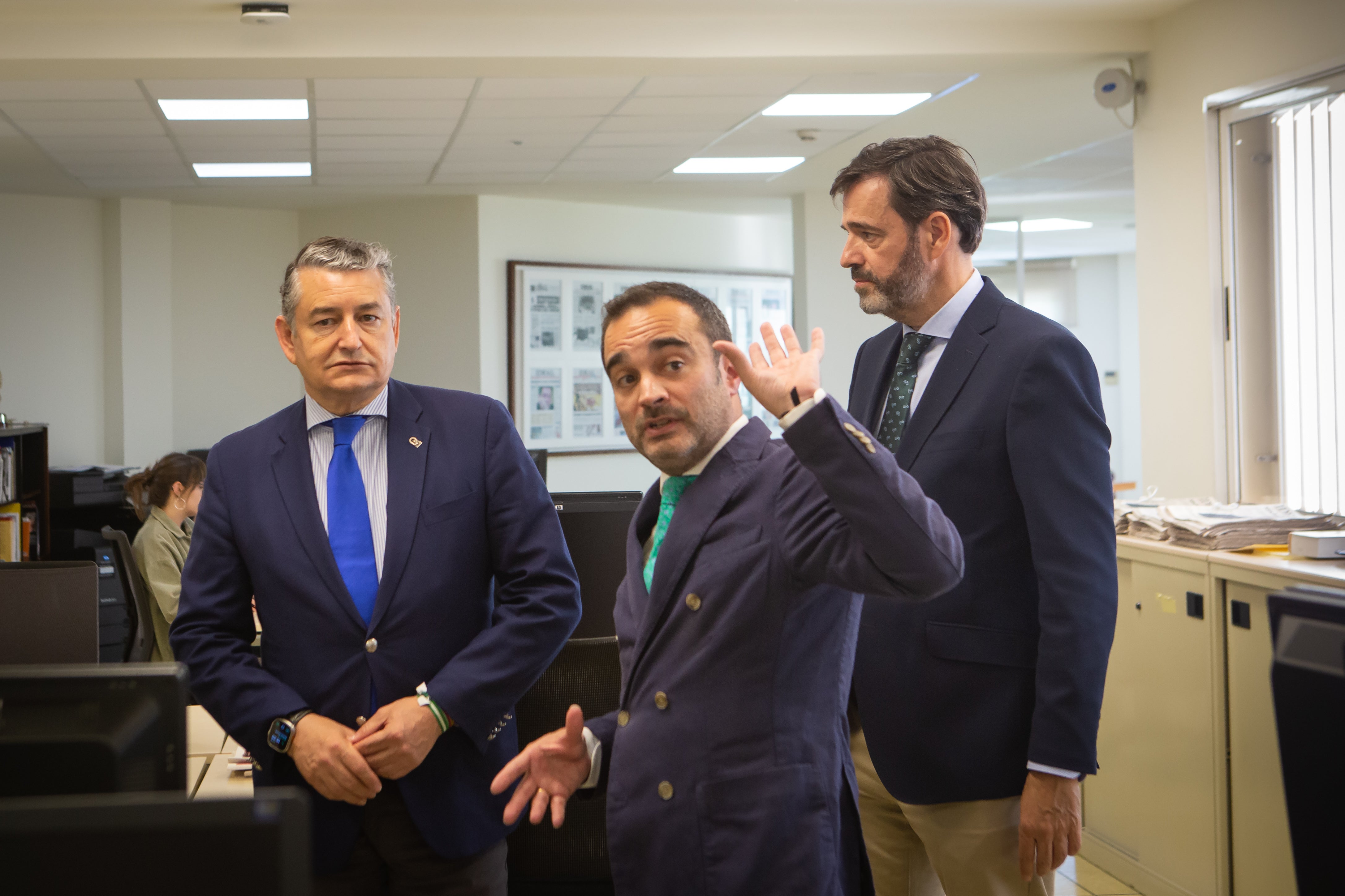 Momento de la visita a IDEAL del consejero de Presidencia.