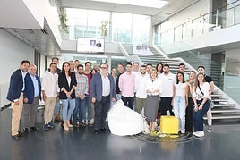 Ángeles Orantes y Jerónimo Luque, en el centro, con los jóvenes que asistieron al encuentro.