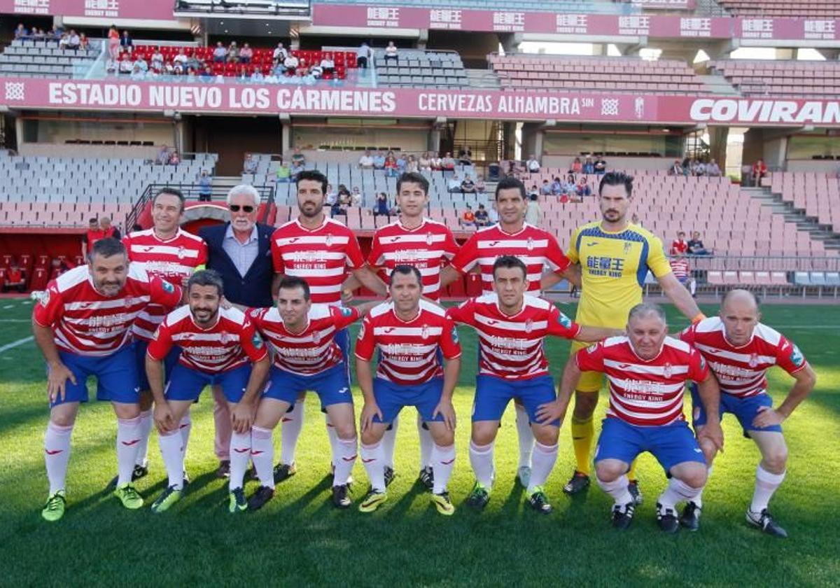 Veteranos del Granada CF durante una edición anterior del memorial en 2018.