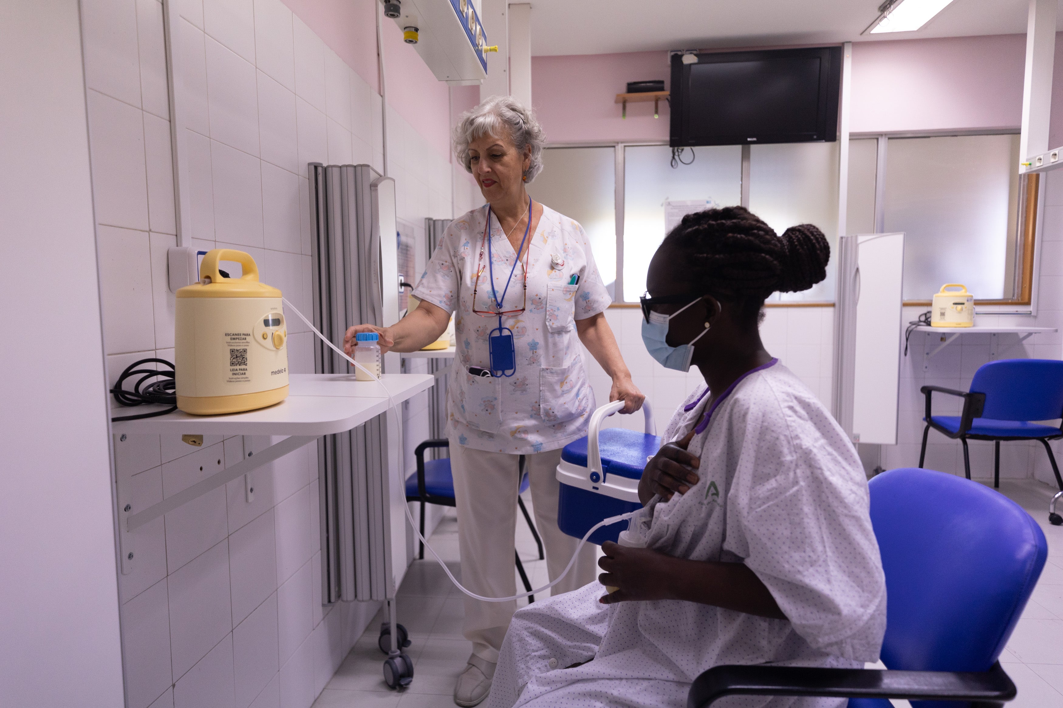 Una madre donante se extrae leche para el banco del hospital.