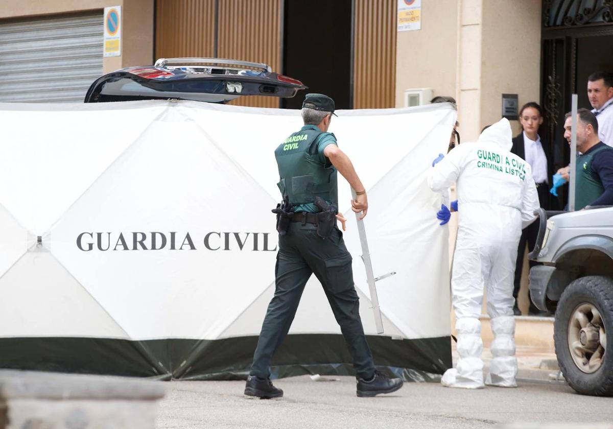 La Guardia Civil, tras el levantamiento de los cadáveres.