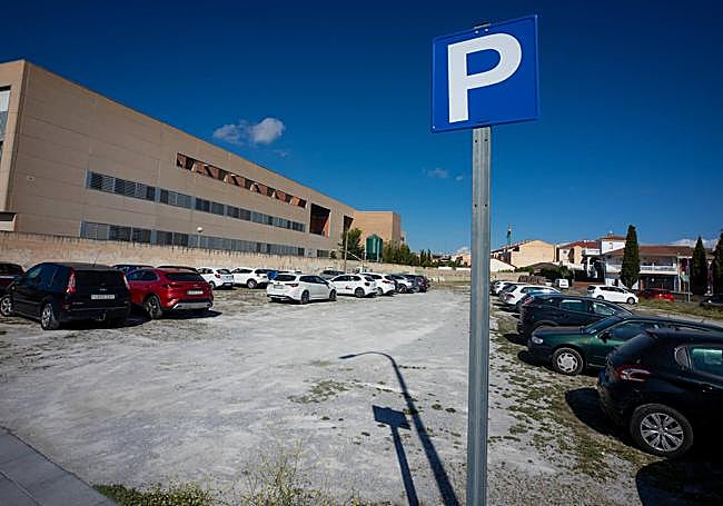 Uno de los solares para aparcar.