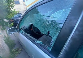 El turismo donde tuvo lugar el robo en Alfacar.