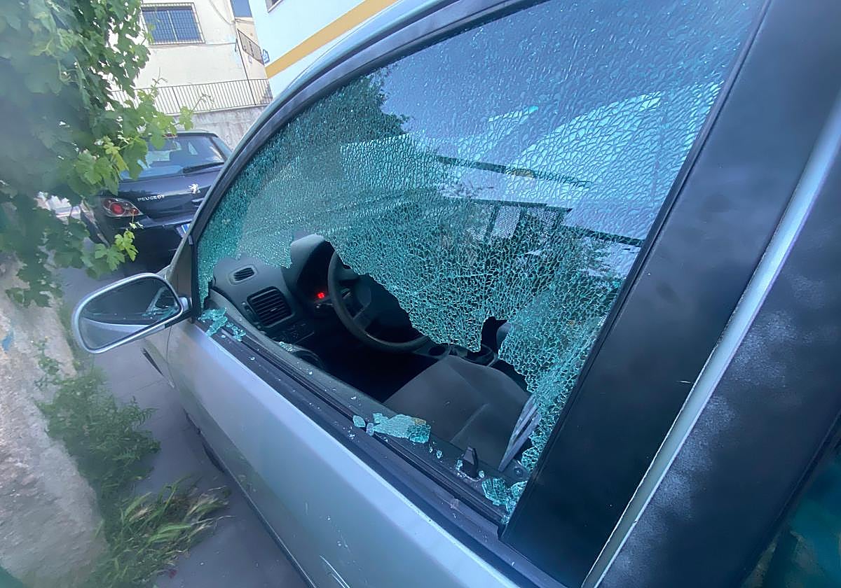 El turismo donde tuvo lugar el robo en Alfacar.