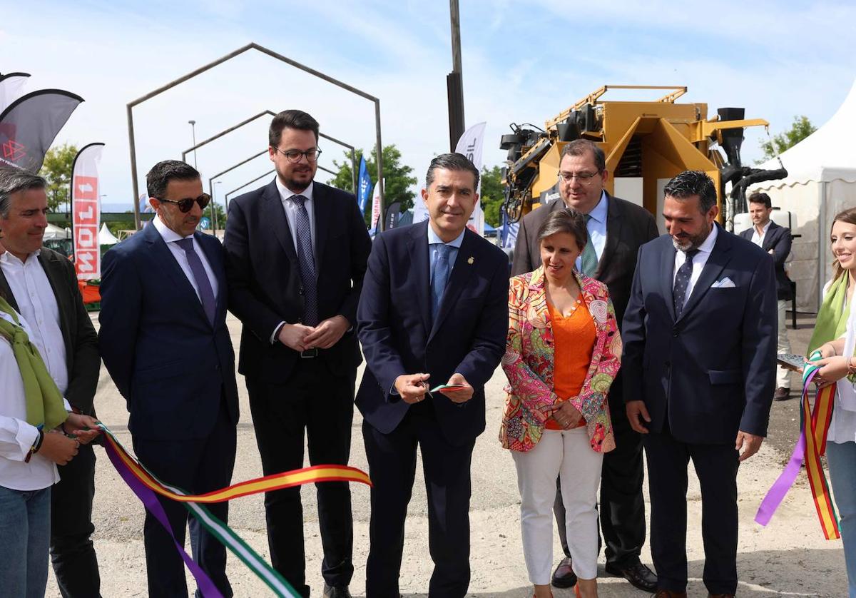 El alcalde de Baeza corta la cinta en la inauguración de Futuroliva.