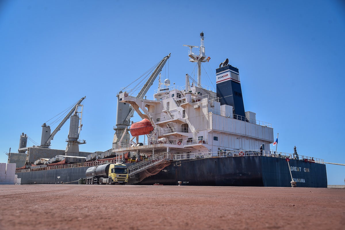 El carguero en el Puerto de Motril.