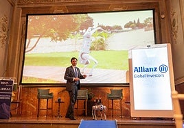 Juan Pedro Morenés con el perro robot Pluto en el escenario.