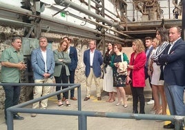 Los representantes de la Comisión de Desarrollo visitan la fábrica del Pilar de Motril.