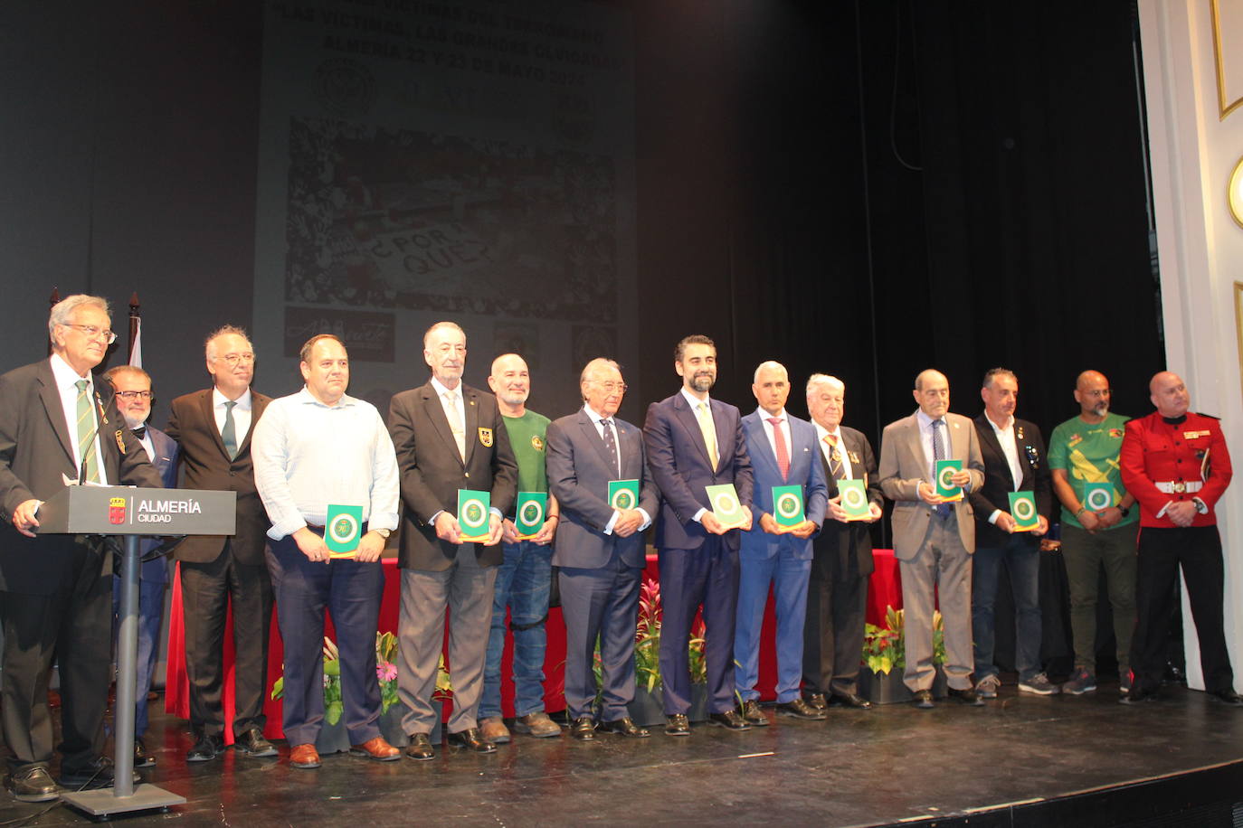 Foto de familia de todos los homenajeados con medallas y metopas.