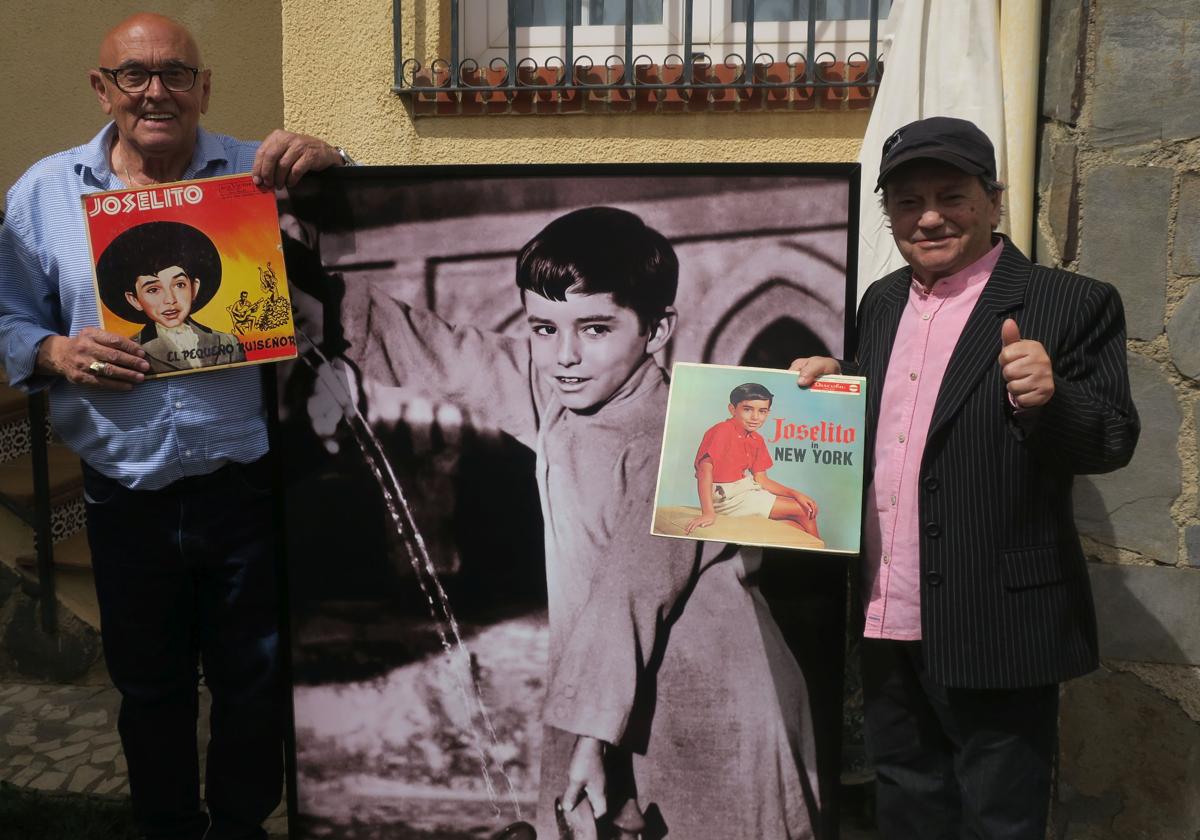 Francisco Jiménez y el cantante Joselito, con algunas de las piezas del museo.