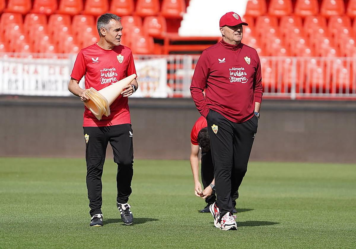 Pepe Mel, atento a la sesión de trabajo de los suyos.