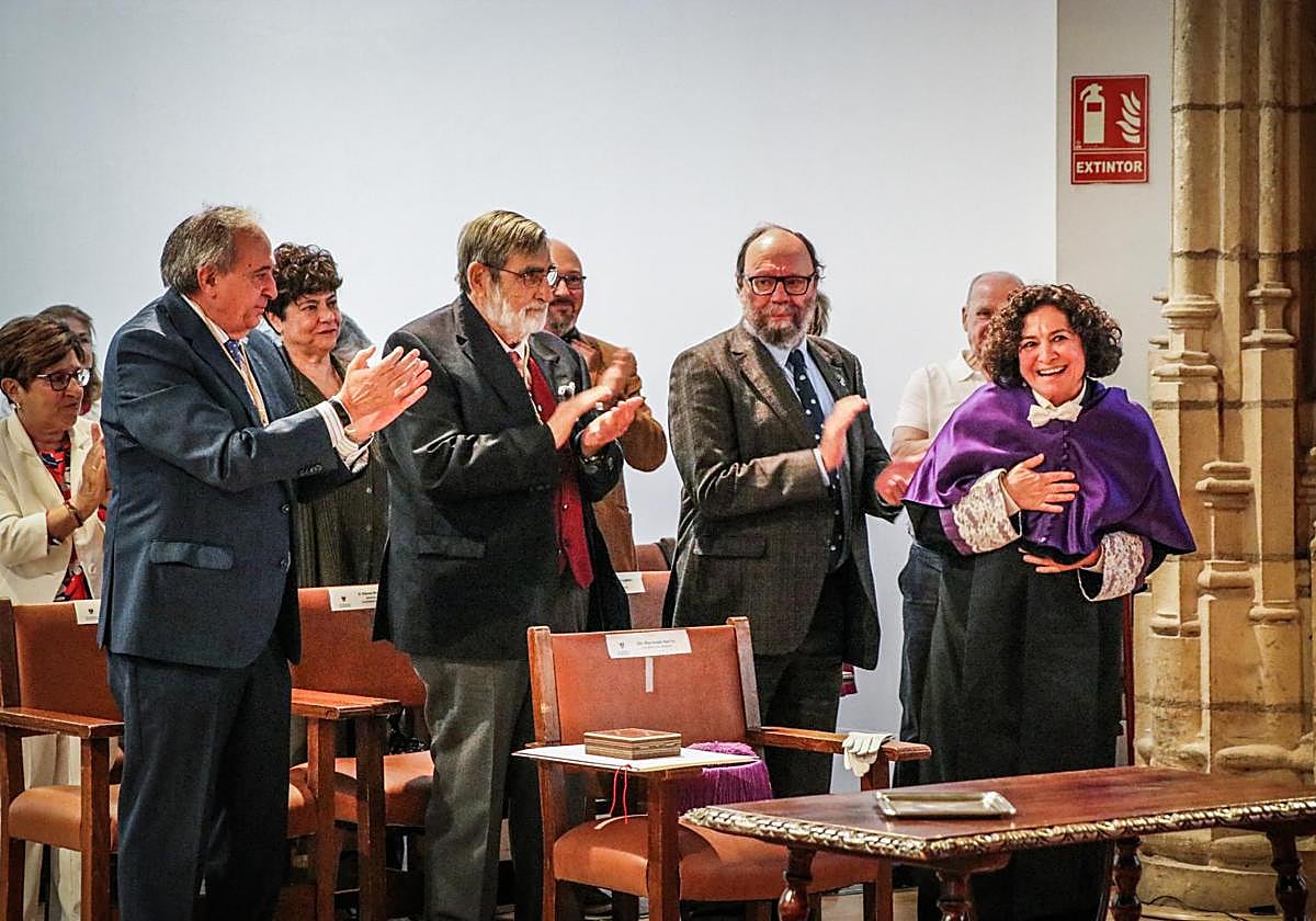 Pilar Aranda agradece emocionada el reconocimiento.