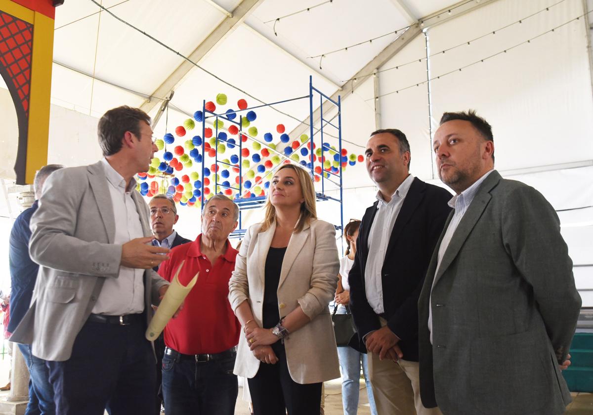 La alcaldesa, Marifrán Carazo, y el presidente de la Diputación, Francis Rodríguez, durante su visita a la feria.