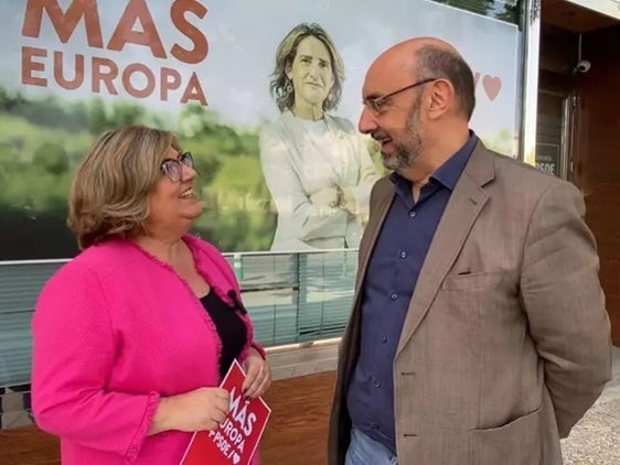 La secretaria de Organización del PSOE de Granada, Ana Muñoz, y el candidato al Parlamento Europeo Paco Luis Benítez.