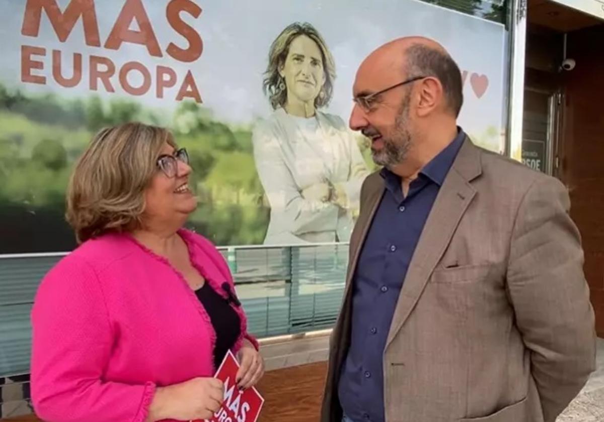 La secretaria de Organización del PSOE de Granada, Ana Muñoz, y el candidato al Parlamento Europeo Paco Luis Benítez.