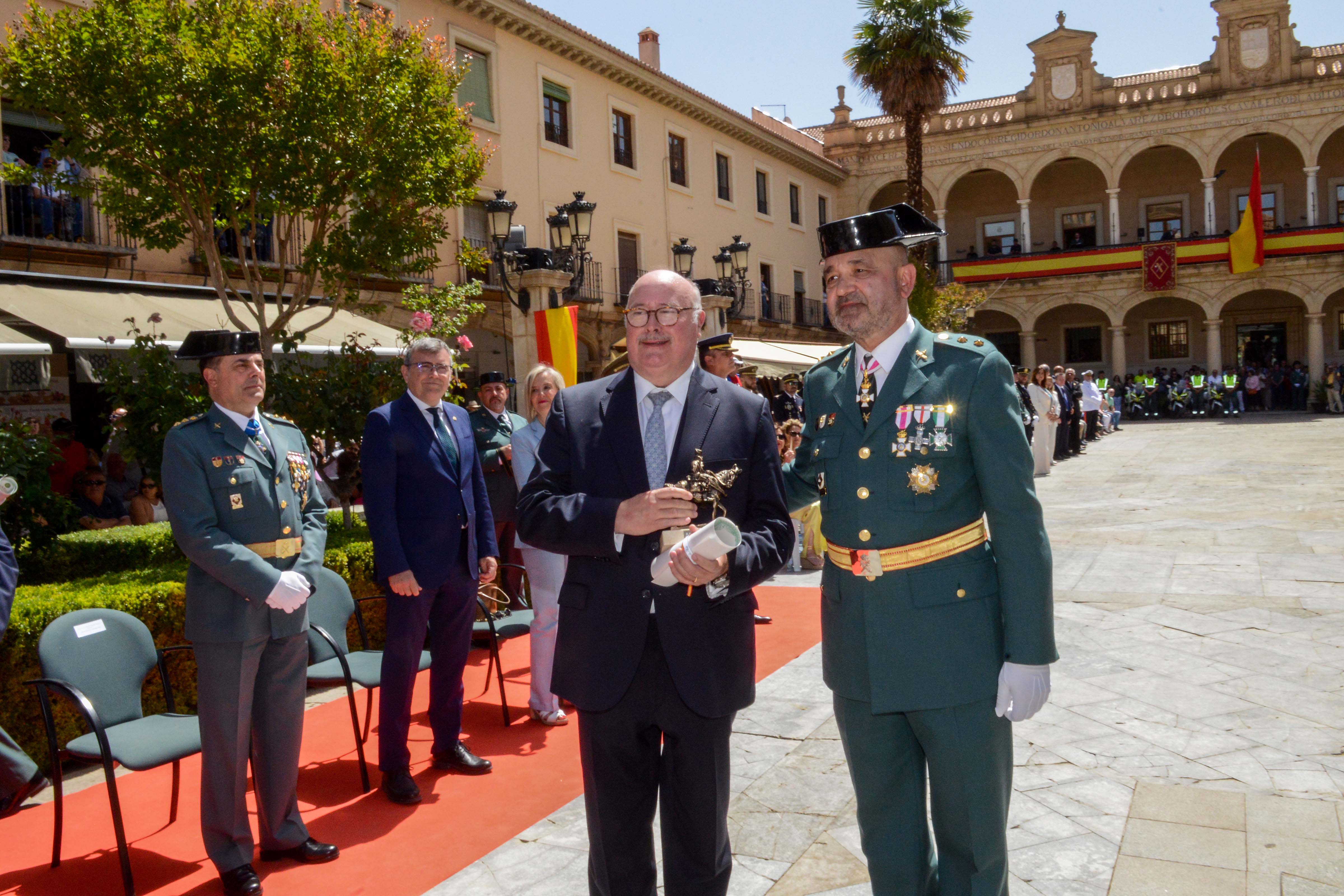 Reconocimiento al exdirector de IDEALEduardo Peralta.
