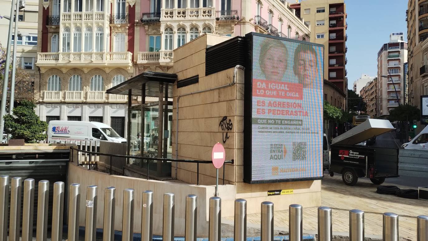 Anuncio del colectivo ultraconservador Hazte Oír en un panel publicitario de la Puerta Purchena de Almería.