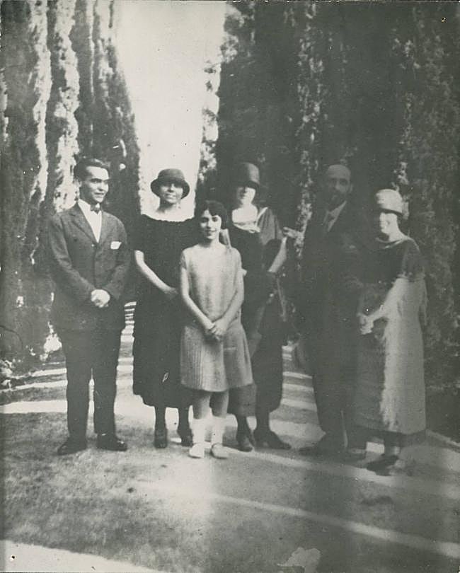 Federico, Zenobia, Isabelita, Emilia Llanos, Juan Ramón Jiménez y Concha García Lorca en elPaseo de los Cipreses del Generalife. Finales de junio de 1924.