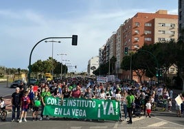 Cabecera de la manifestación de los padres de la Vega de Acá.