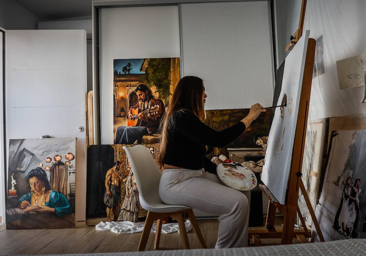 Imagen principal - La granadina de 22 años trabaja en su nueva obra, un lienzo inspirado en la tragedia de Gaza. Y otra de sus pinturas y un boceto en la libreta. 