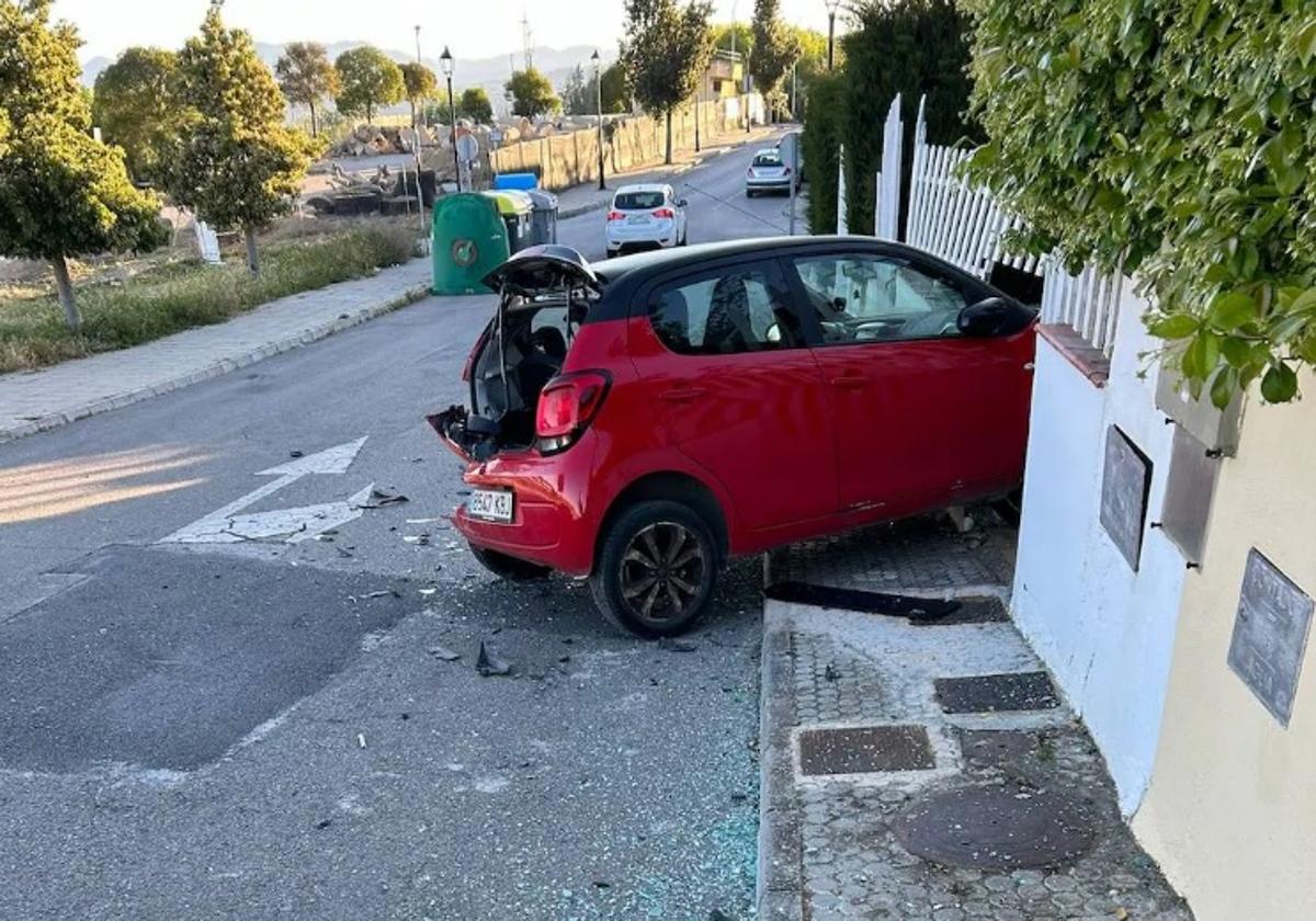 El coche convertido en proyectil quedó empotrado en una casa.