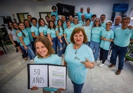 María del Carmen García, en primer término, junto a una de las más jóvenes integrantes del coro, y el resto de sus compañeros.