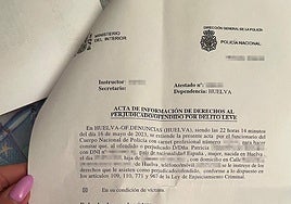 Patricia, de Huelva, muestra parte de la denuncia contra la presunta 'limpiadora estafadora'.