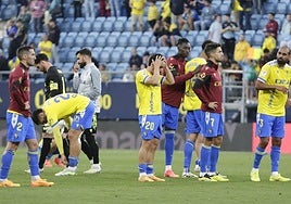 Los jugadores del Cádiz lamentan el descenso.