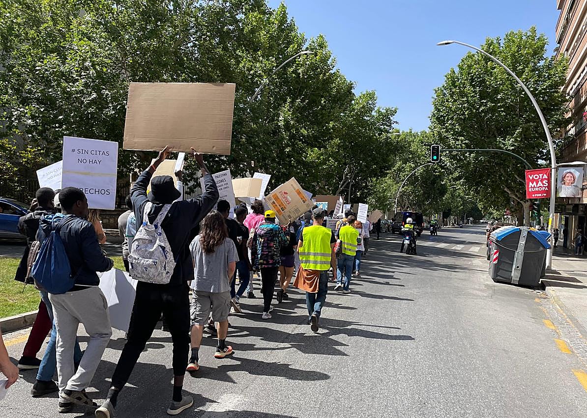 Imagen secundaria 1 - Manifestación en Granada por «un refugio y una acogida dignos»
