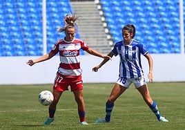 Naima, en una acción del partido, protege la pelota ante la presencia de Patri.