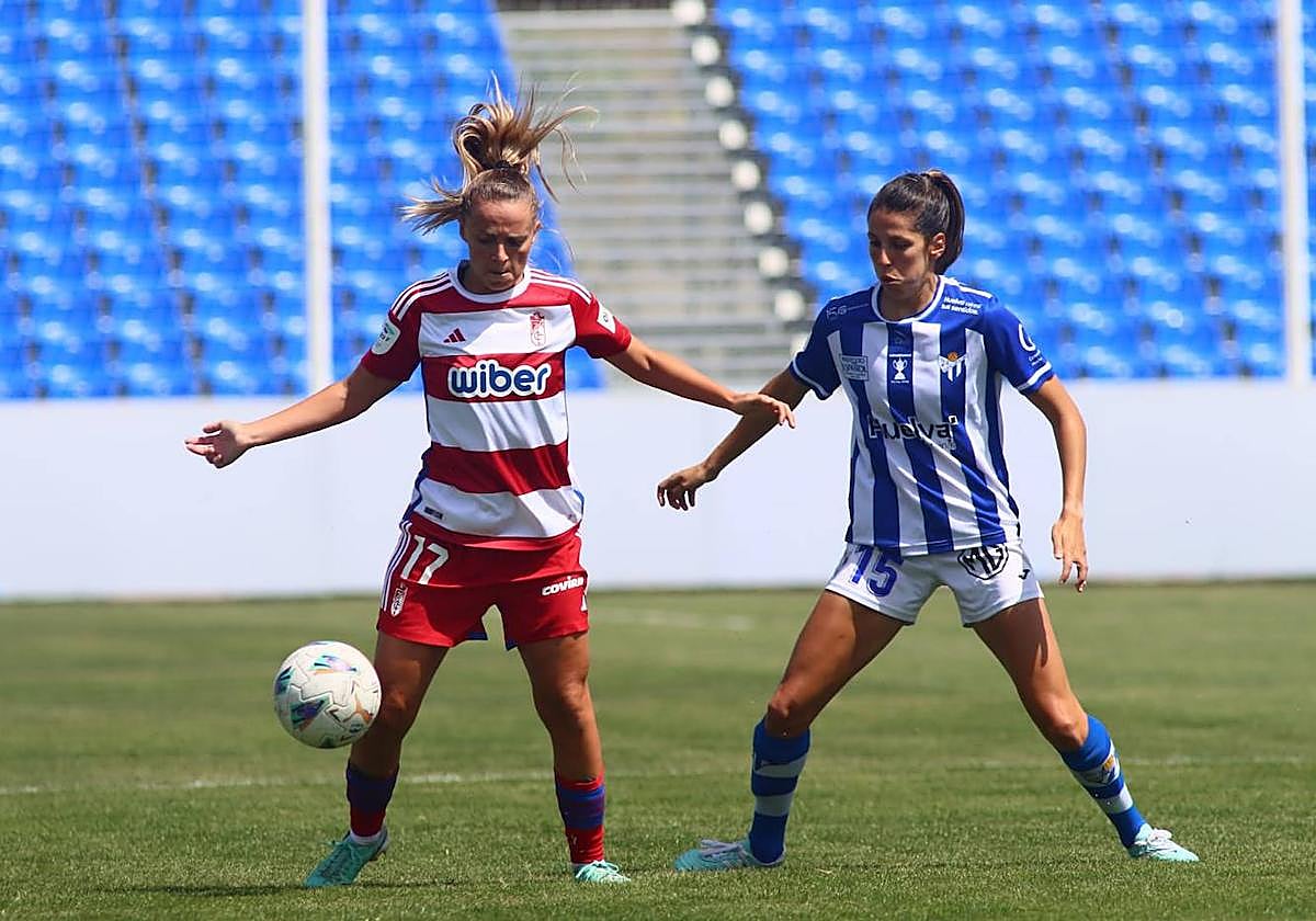 Naima, en una acción del partido, protege la pelota ante la presencia de Patri.