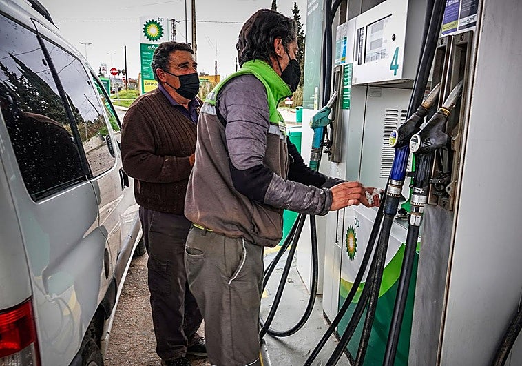 Un experto energético desvela por qué pagas más por la gasolina o el diésel.