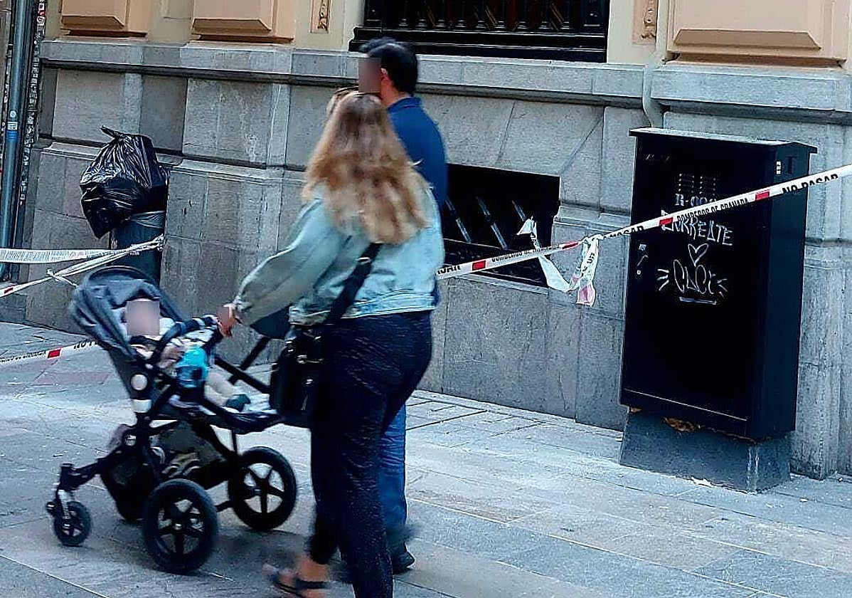 Calle Zacatín tras la caída de una cornisa.