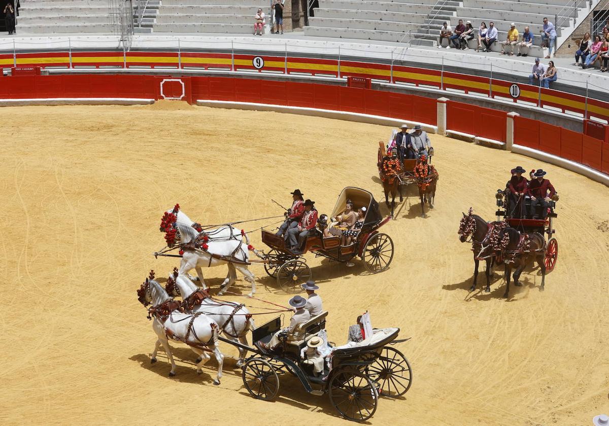 Espectaculares imágenes de los enganches en la plaza de toros de Granada