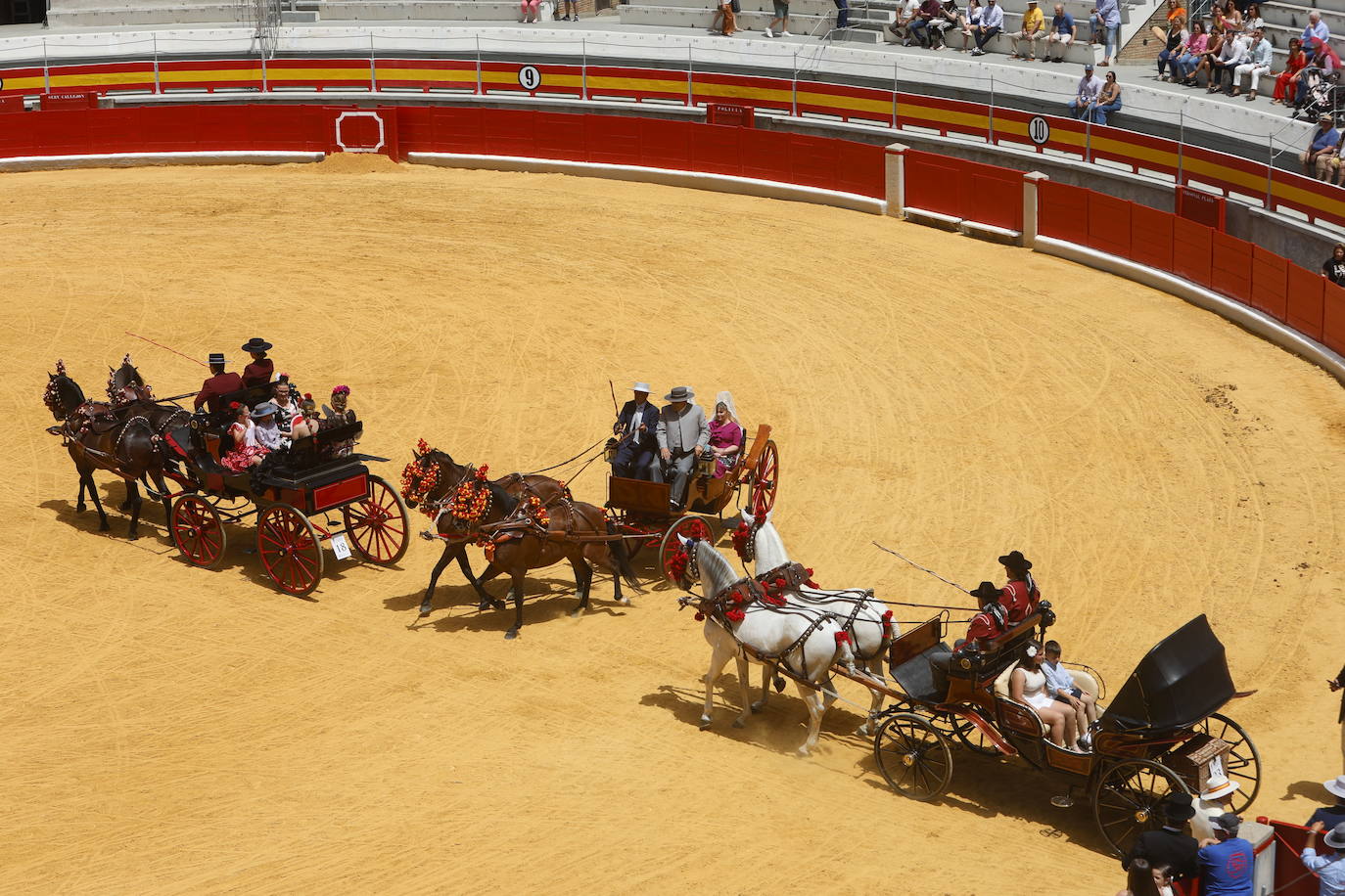 Espectaculares imágenes de los enganches en la plaza de toros de Granada