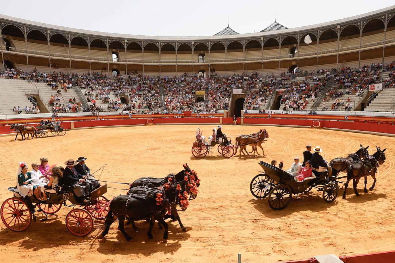 Espectaculares imágenes de los enganches en la plaza de toros de Granada