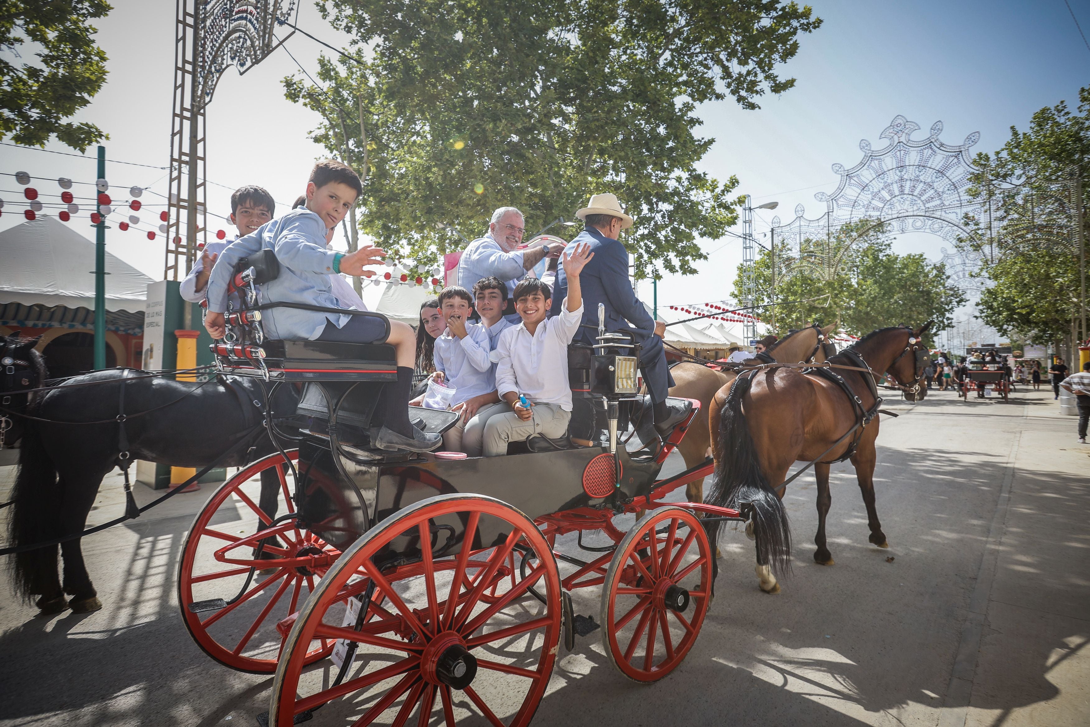 Las imágenes de un domingo de Corpus radiante en Granada