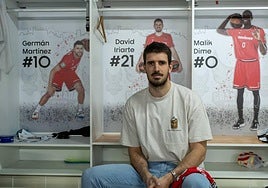 David Iriarte posa junto a su taquilla tras recoger sus pertenencias del Palacio de los Deportes.