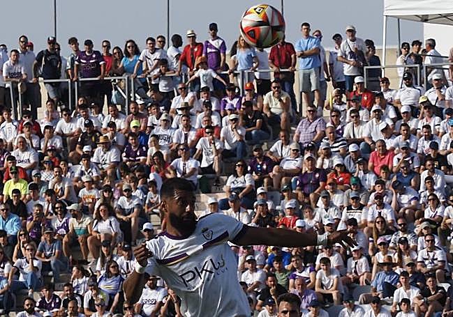 Pablo Castro, en un remate de cabeza.