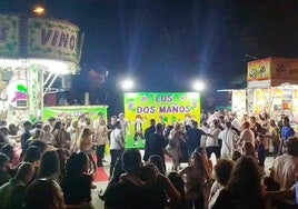 Varias personas intentan separar a los participantes en la pelea tras el encendido de la feria del Corpus.